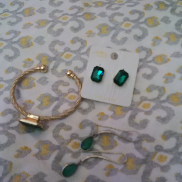 All green combo Acc. Dangling earring are sterling silver - Picture 2 of 2